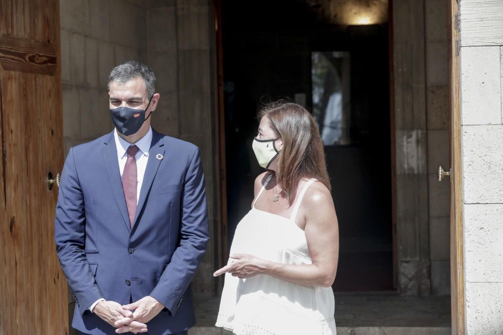 Francina Armengol recibe a Pedro Sánchez en el Consolat de Mar