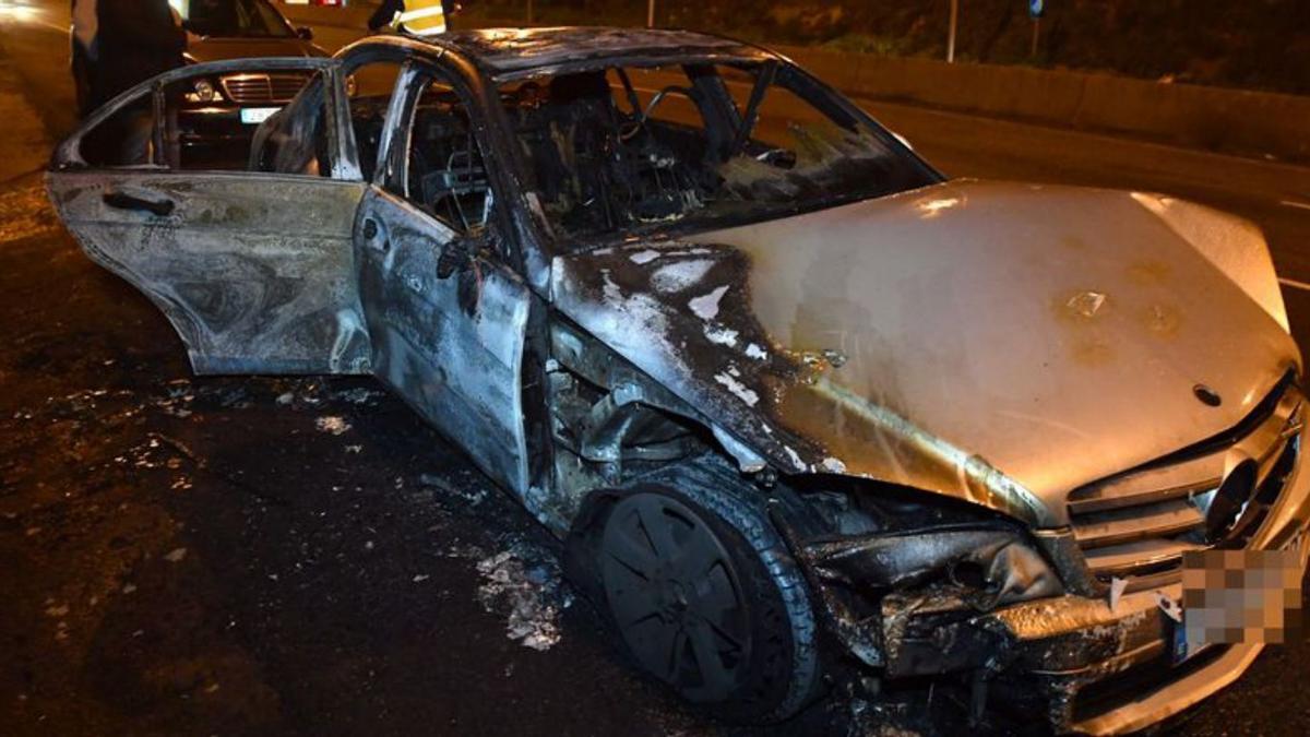 Coche incendiado en la Tercera Ronda. |   // VÍCTOR ECHAVE