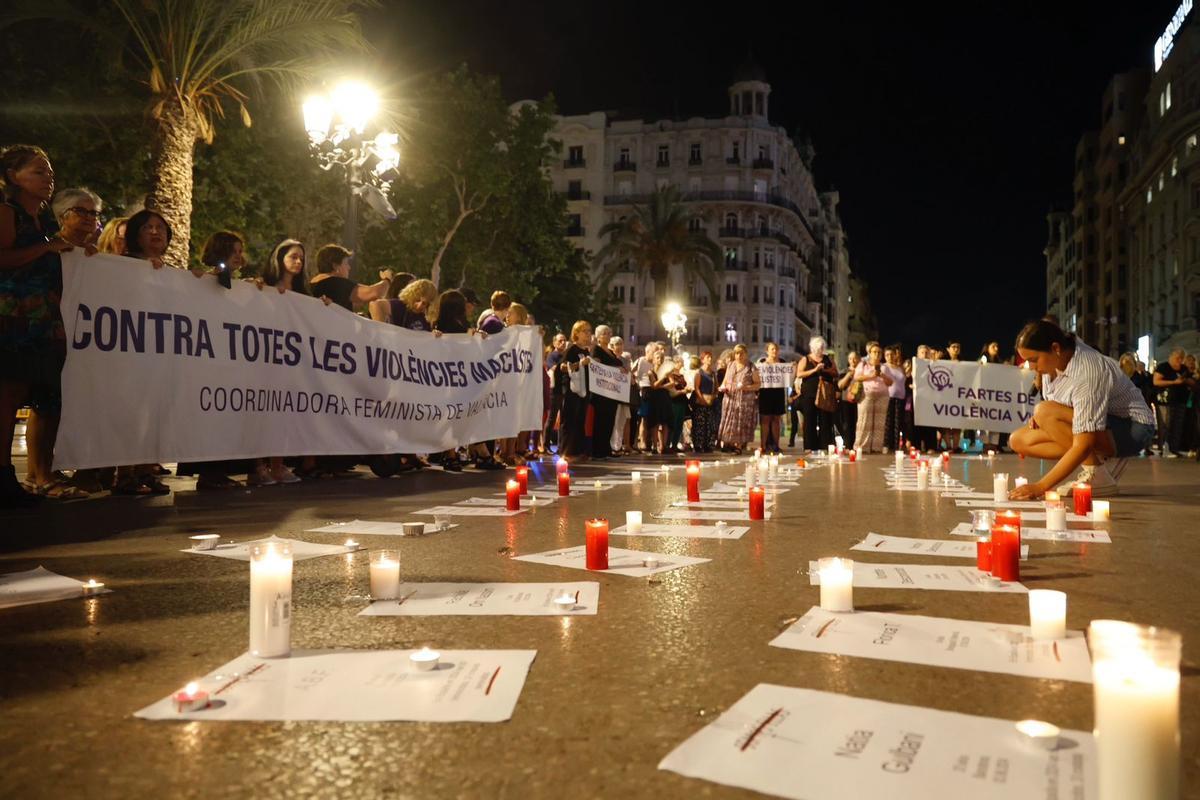Una imagen de la Vigilia contra los feminicidios en la plaza del Ayuntamiento
