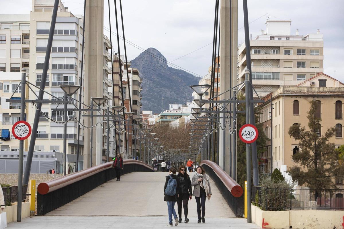 Pasarela peatonal que conecta con el paseo de les Germanies.