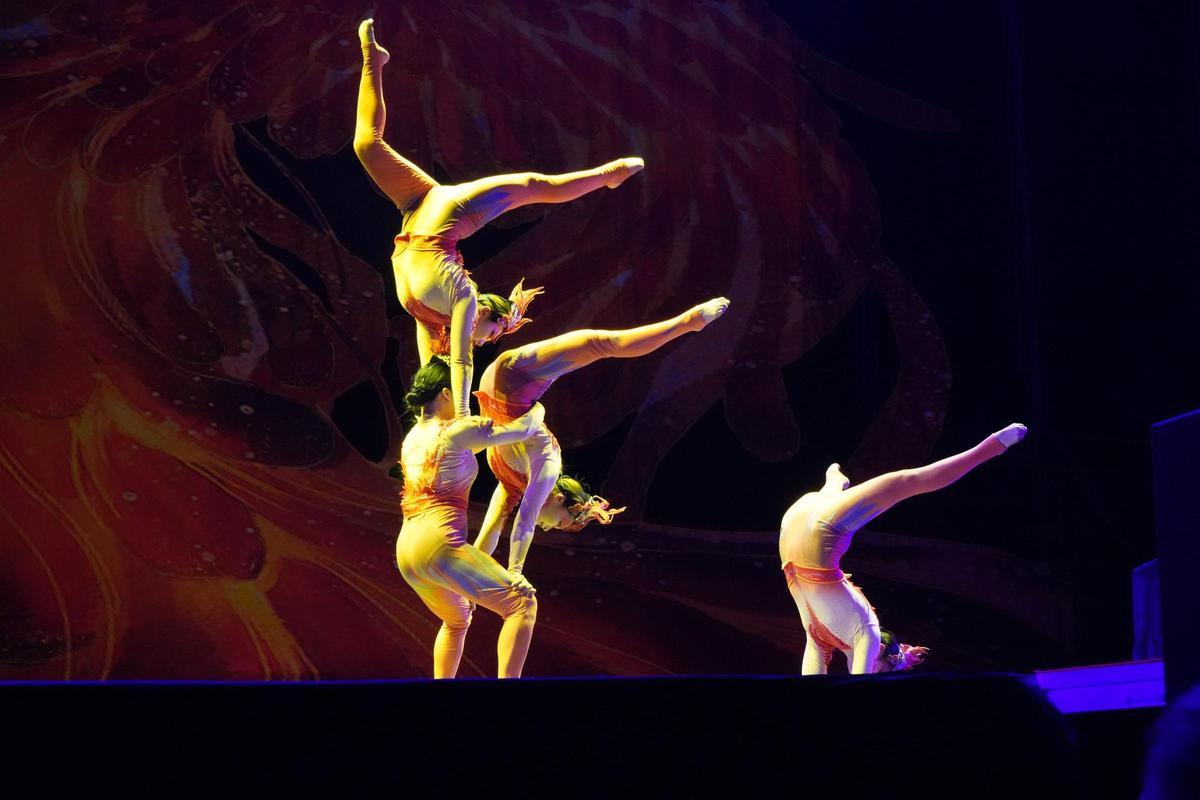 Actuación del Gran Circo Acrobático de China en la inauguración de la Fira 2025.