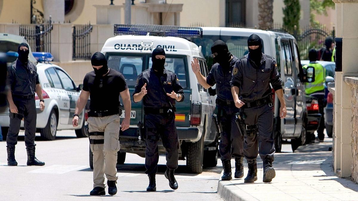 Agentes de la Guardia Civil llegan a la vivienda de un mafioso ruso, en una causa que estaba incluido el empresario ruso Iliá Traber.
