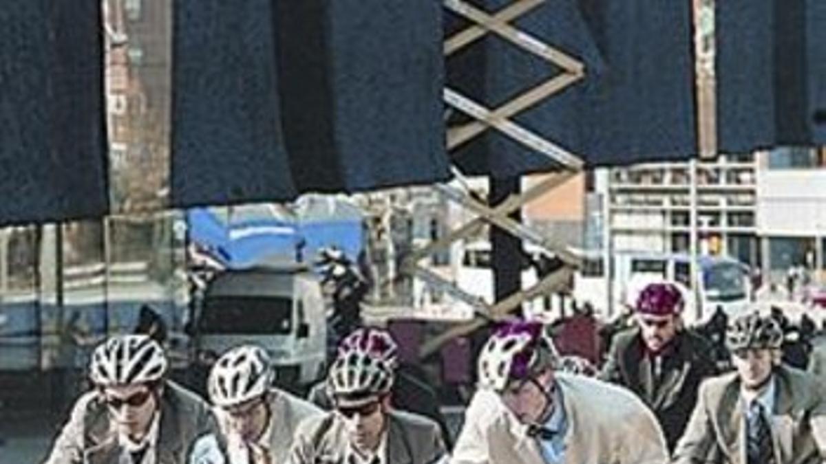 Ciclistas con traje y corbata_MEDIA_1