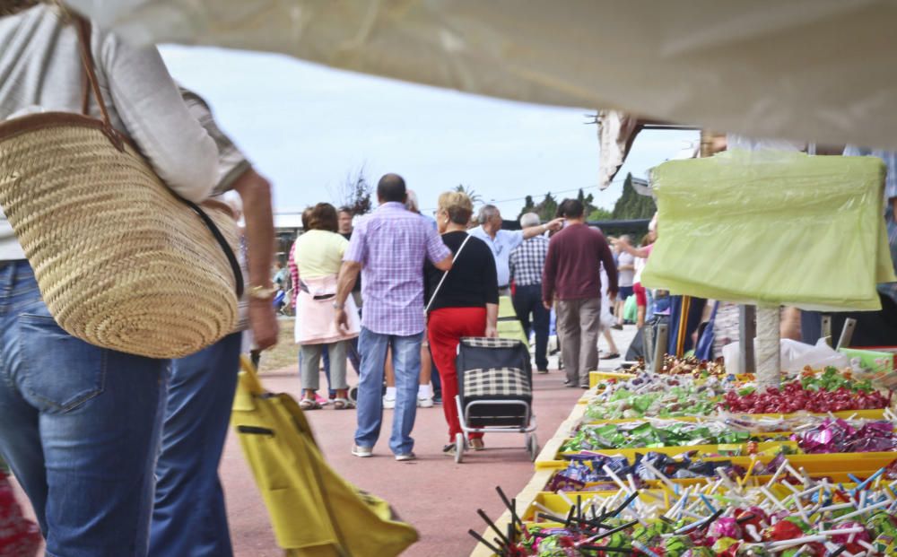 El nuevo recinto para el mercadillo de Torrevieja de los viernes se estrenó con una gran afluencia de usuarios, lo que provocó problemas de tráfico y falta de autobuses de transporte.