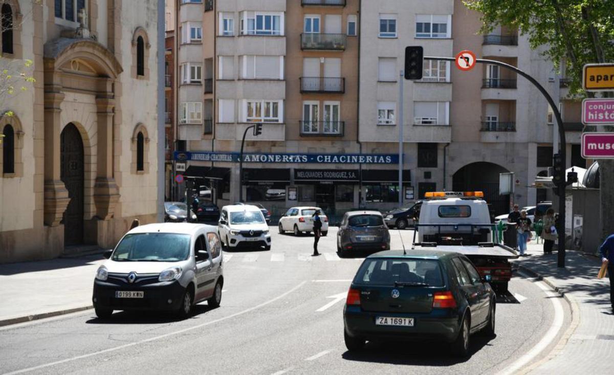 A la izquierda, viajeros de Adif atrapados en la estación de Renfe; sobre estas líneas, el traslado de viajeros de tren en autobús; un policía municipal utiliza los walkitalkis para comunicarse con sus compañeros; y a la derecha, semáforos apagados. | MIGUEL ÁNGEL LORENZO/ JOSÉ LUIS FERNÁNDEZ