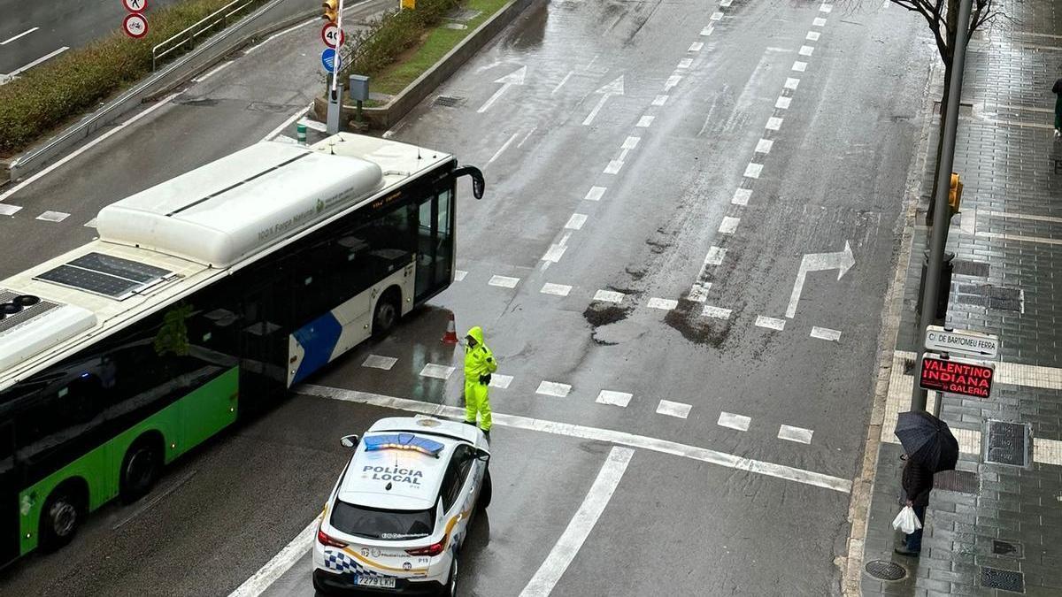 Ein drittes Loch? Die Polizei regelt den Verkehr gegenüber vom Corte Inglés in Palma.