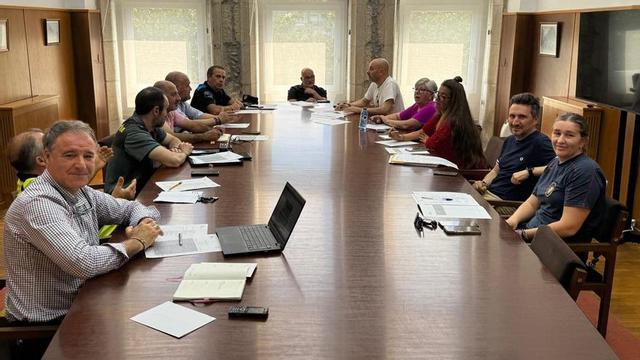Durán reunido con Policía Local, Guardia Civil, Emerxencias A Estrad a y la Asociación Rapa das Bestas.  | CEDIDA