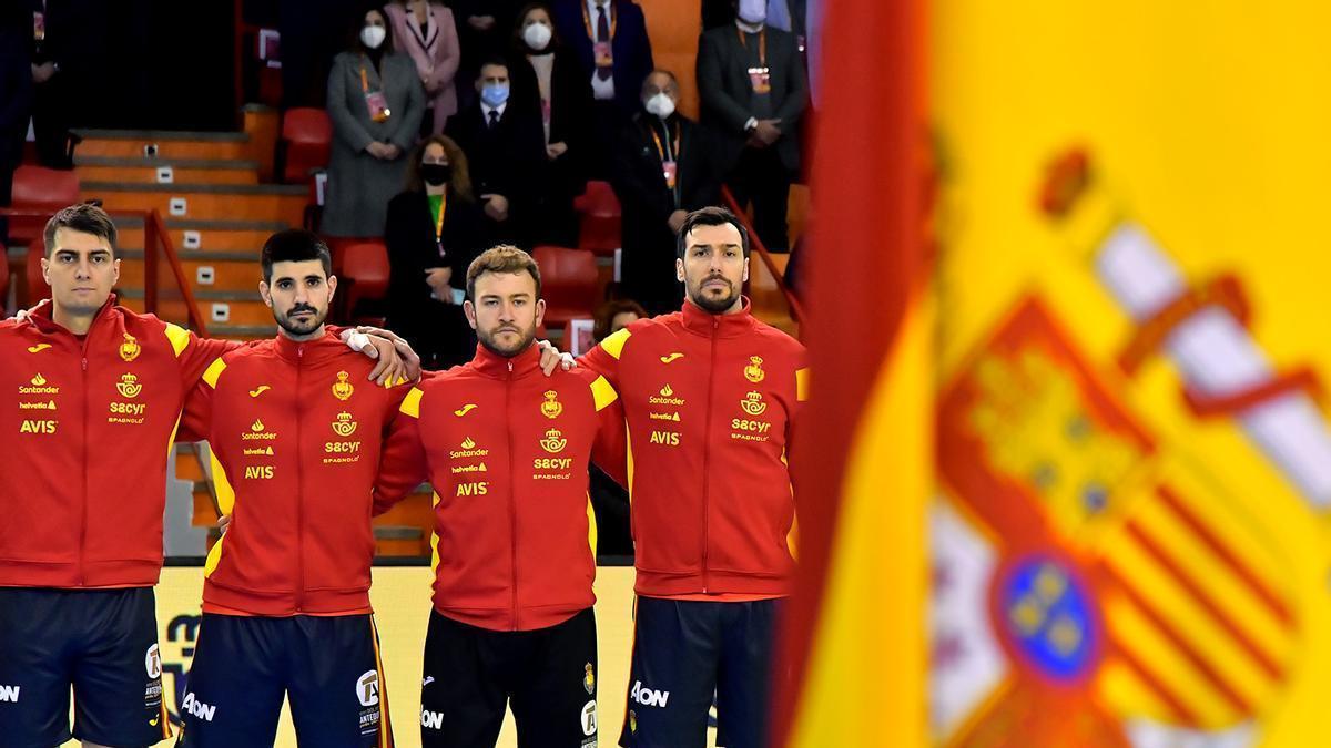 Gedeón Guardiola escucha el himno como capitán de la selección española