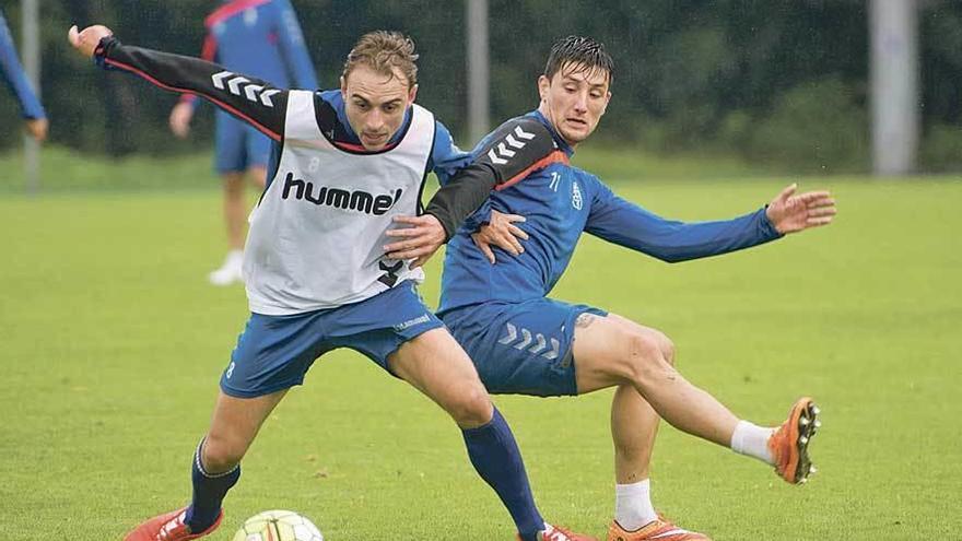 Héctor Font, a la izquierda, pelea por el balón con Borja Valle durante un entrenamiento del Oviedo.