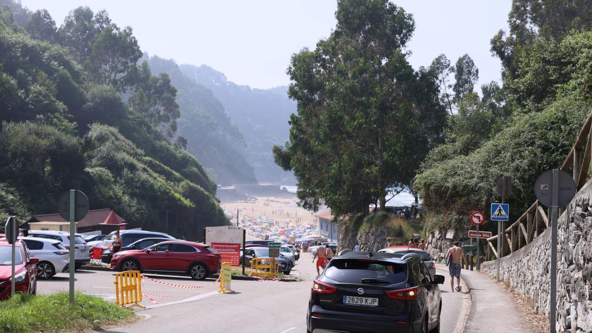 Caravana de coches para acceder al aparcamiento, lleno, en la playa de Aguilar (Muros).