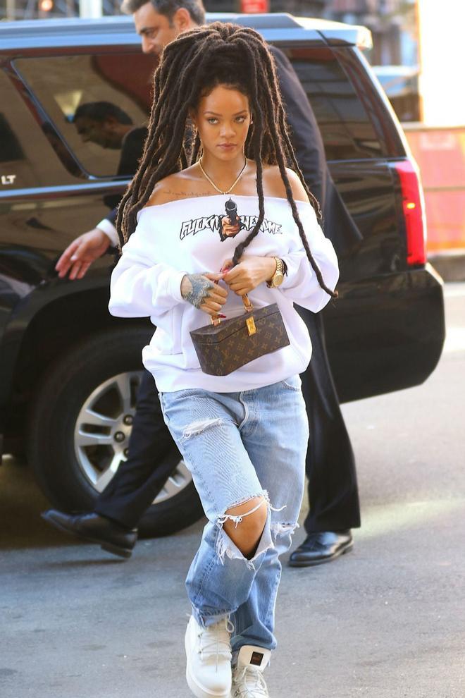 Rihanna con rastas y look sport