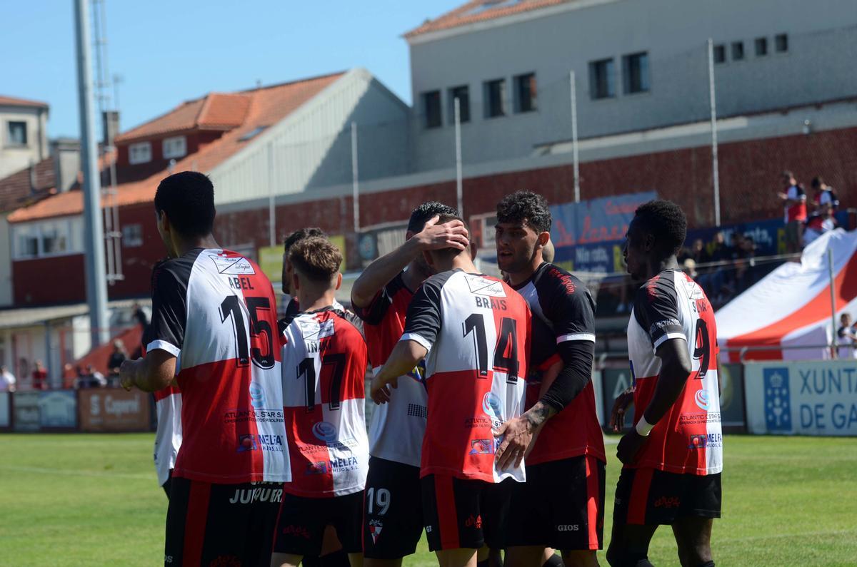 Varios jugadores felicitan a Brais Pedreira por el tanto que abrió el marcador.