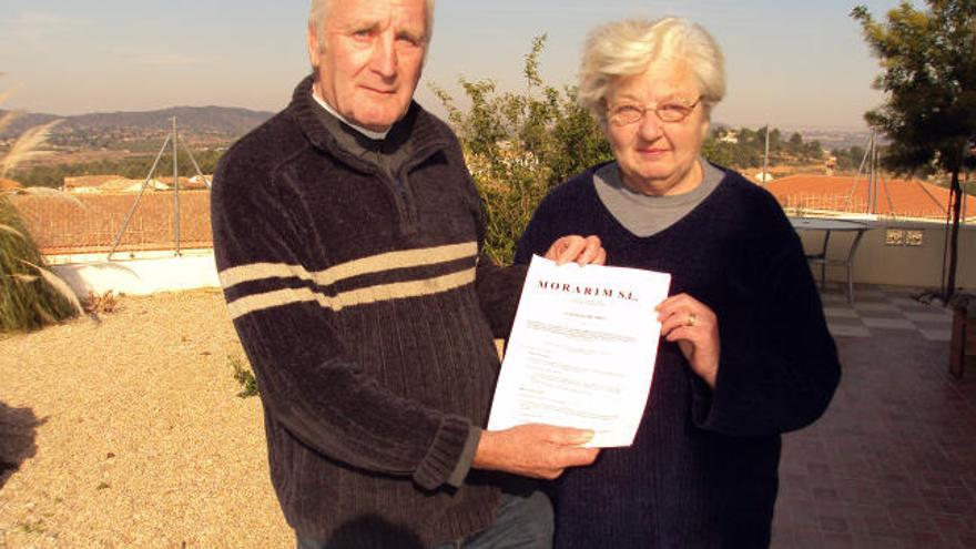 Una pareja de jubilados ingleses residentes en Montroy se lamenta de no tener aún escritura, luz ni agua.