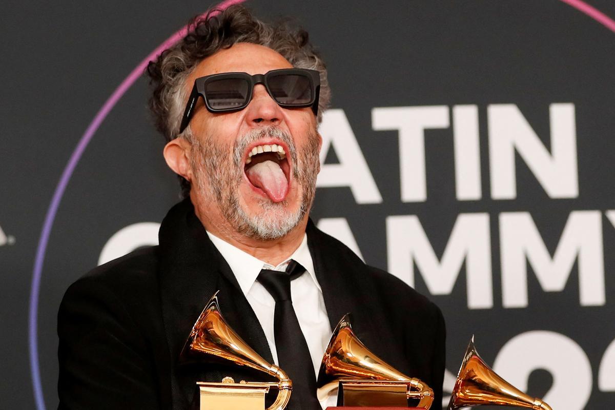 Fito Páez posa con los tres premios Grammy Latinos conseguidos.