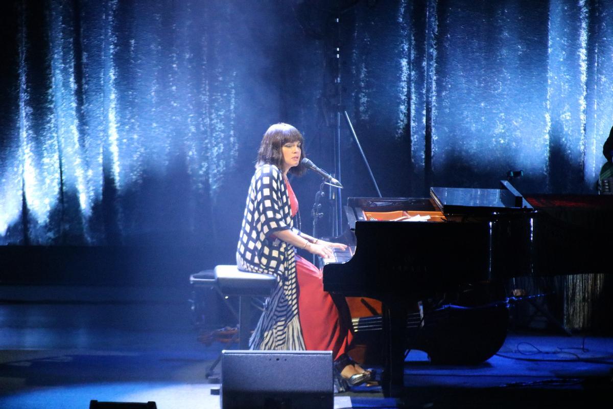 Norah Jones al piano durant l'actuació a Cap Roig