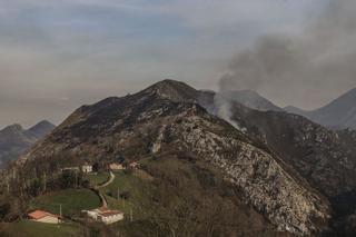 El campo asturiano pide medidas ante la oleada de incendios: "No permiten quemas controladas y luego pasa lo que pasa"