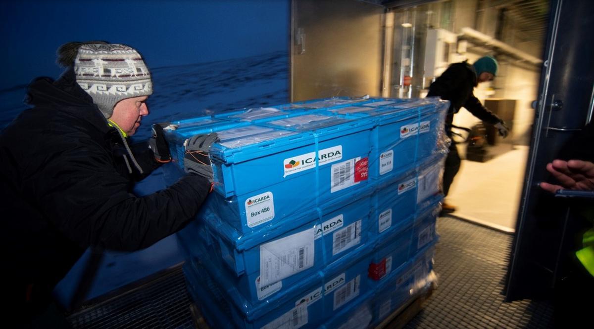Llegada de un cargamento de semillas al búnker vegetal del Ártico