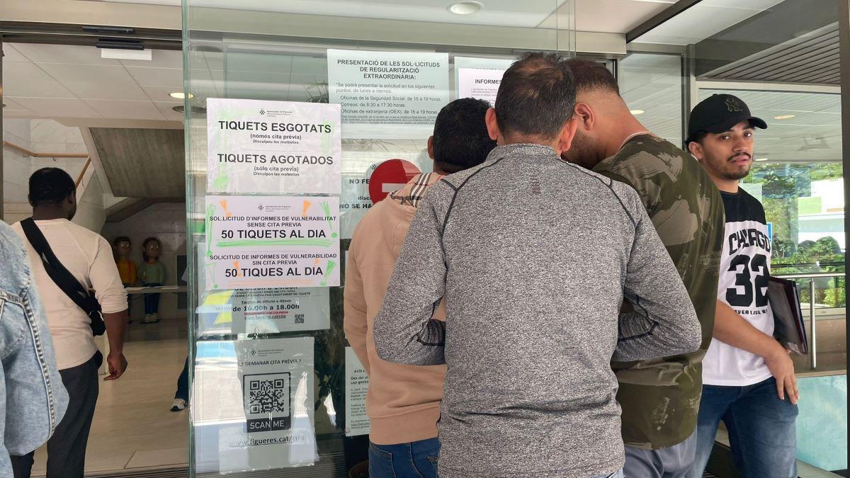 Centenars de persones esperen ser regularitzades a l'Alt Empordà per poder treballar