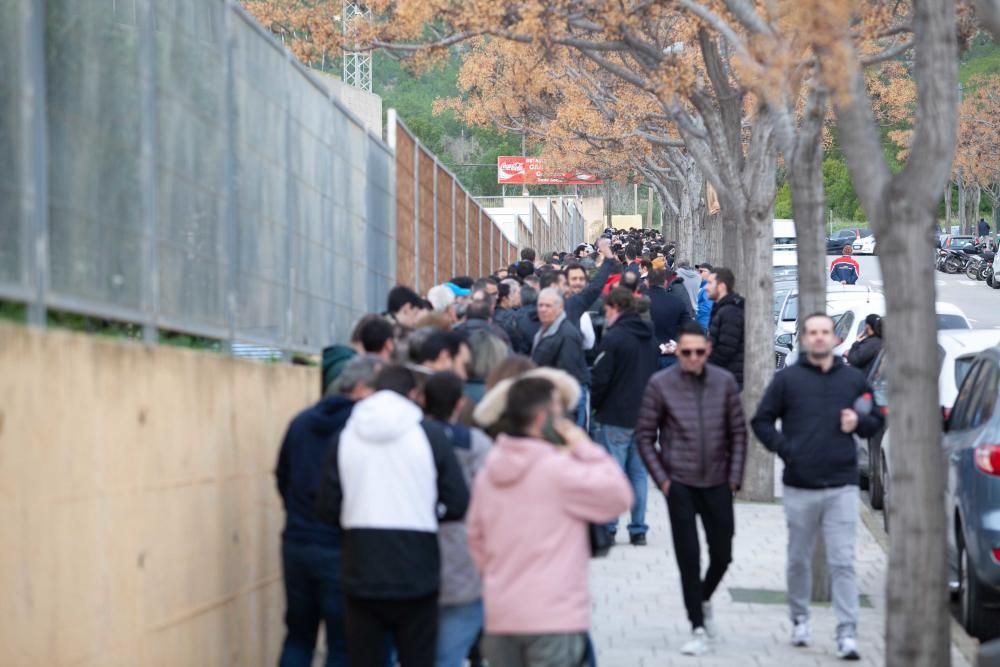 A las cinco de la mañana ya había abonados haciendo cola a las puertas de las taquillas de Can Misses