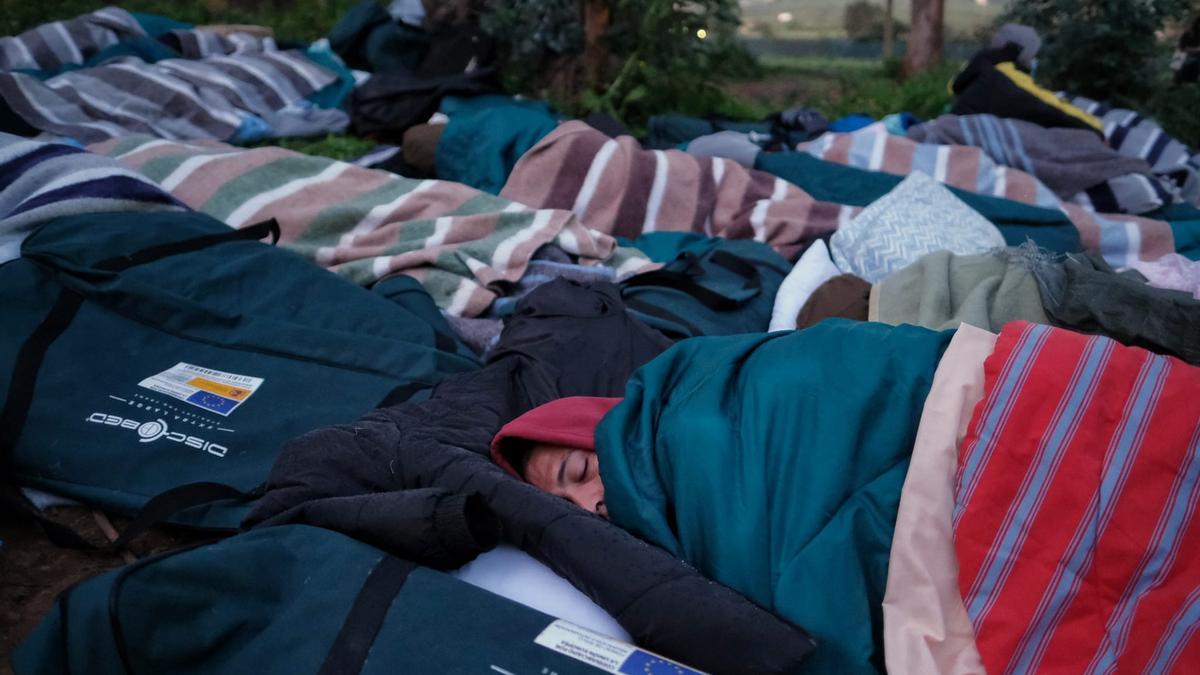 Unos 40 inmigrantes vuelven a dormir a la intemperie en Las Raíces