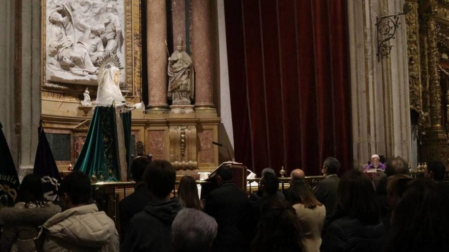 Arriba, asistentes al triduo de la Esperanza y la imagen. A la izquierda, celebración en honor al Cristo de la Buena Muerte en la iglesia de San Vicente. | ALBA PRIETO