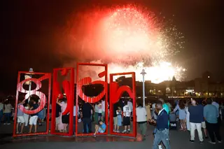 Noche de Fuegos en Gijón: así se vistió de color el cielo de San Lorenzo, Poniente y el puerto