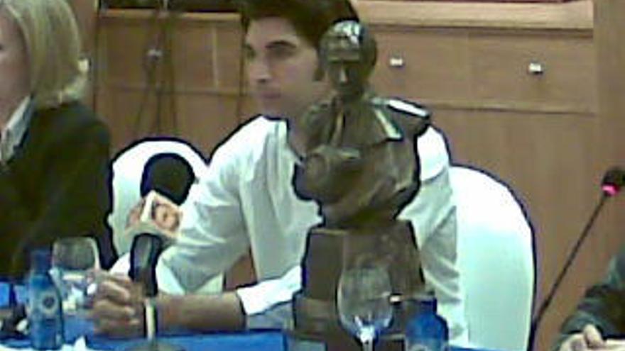 Cayetano Rivera recibe los trofeos al triunfador de la feria taurina de San Fernando 2007 y a la mejor faena