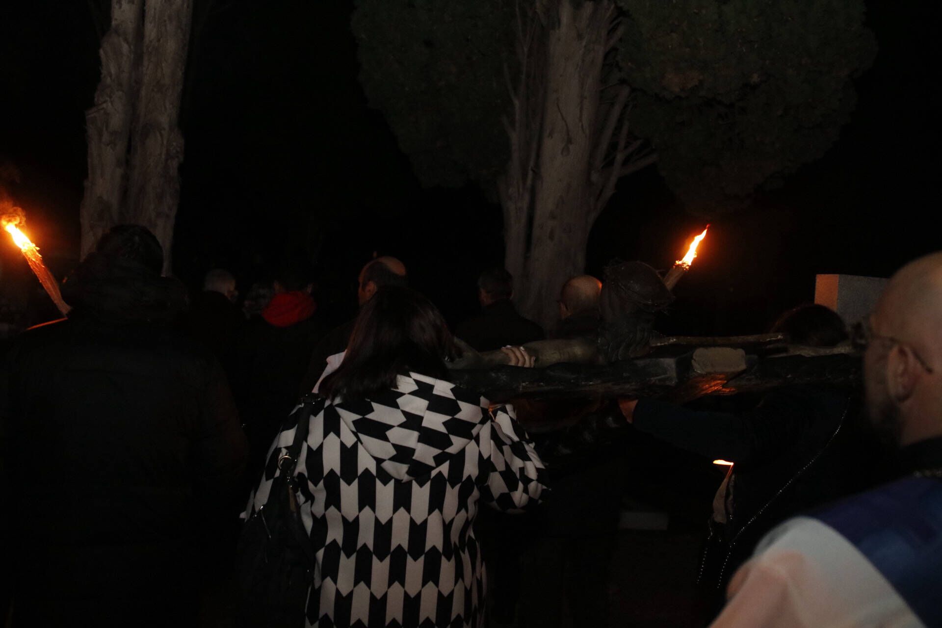 La procesión de las ánimas recorre el cementerio de San Atilano de Zamora con motivo de la noche de Difuntos y con la única iluminación de velas o faroles