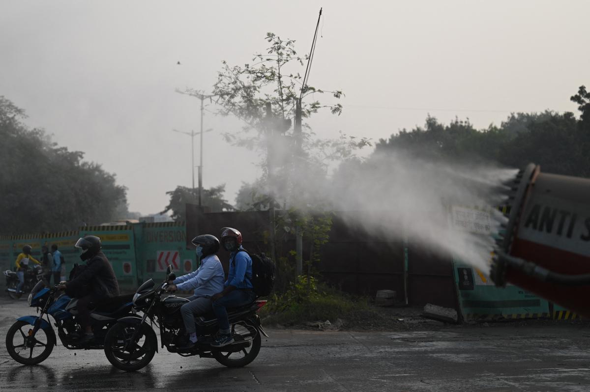 Un cañón de agua, en marcha en las calles de Nueva Delhi para intentar mitigar los efectos de la contaminación en el aire de la ciudad.