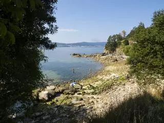 Evacuado en helicóptero tras caer en unas rocas de una playa de Marín