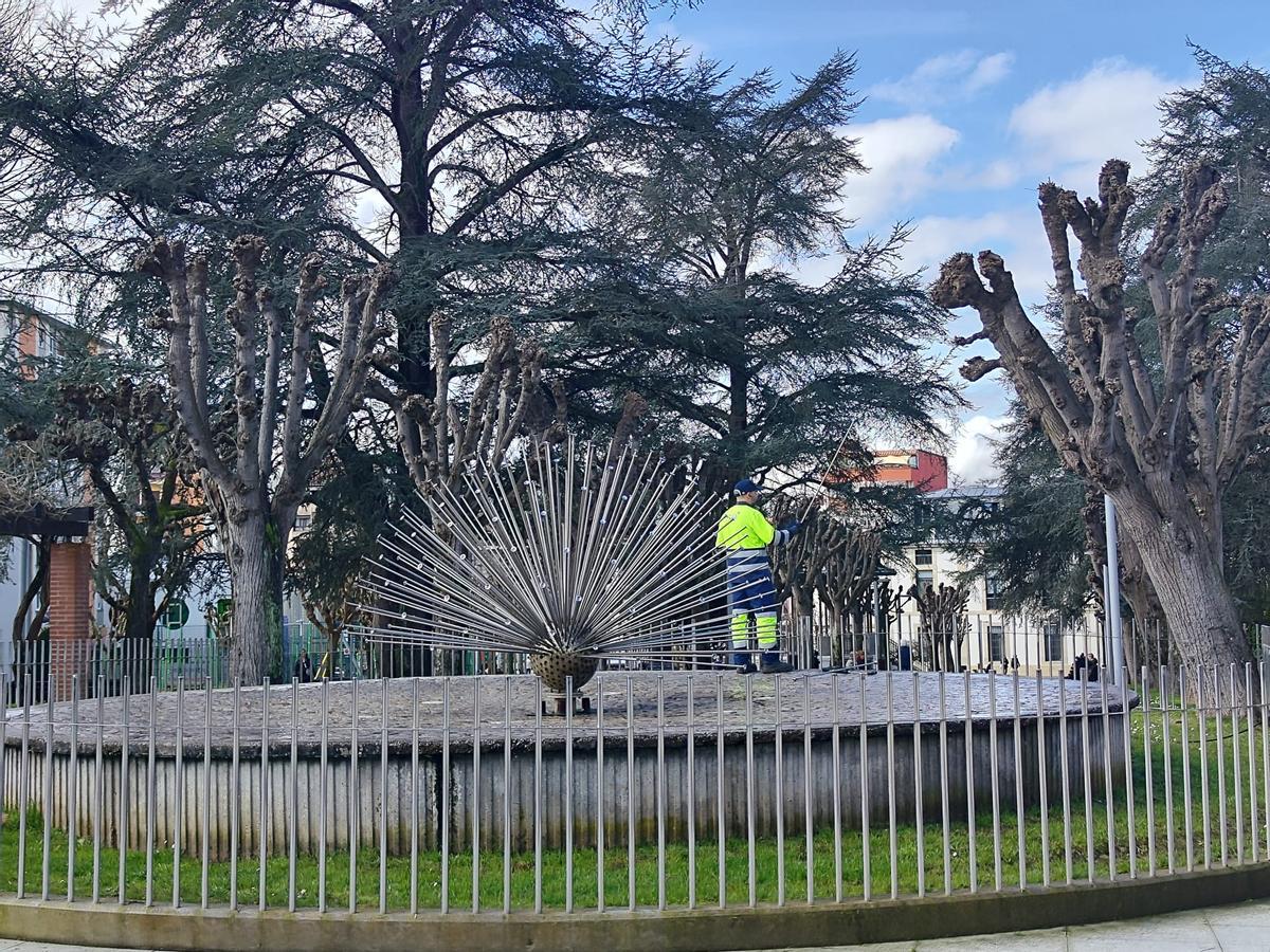 Labores de mantenimiento de la fuente, el pasado martes.