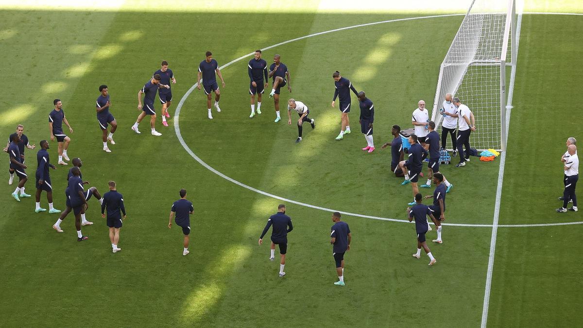 La selección francesa calienta en el inicio del entrenamiento en Múnich.