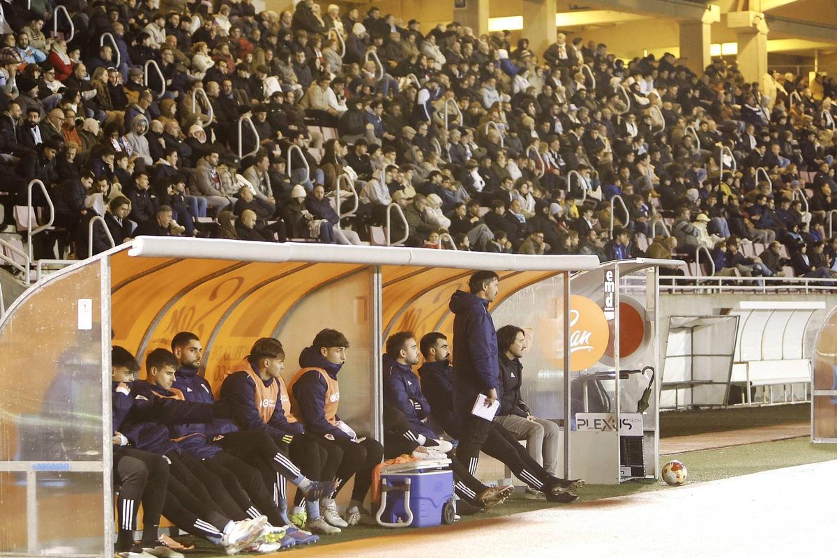 El banquillo de la SD Compostela durante el encuentro frente al Arosa.