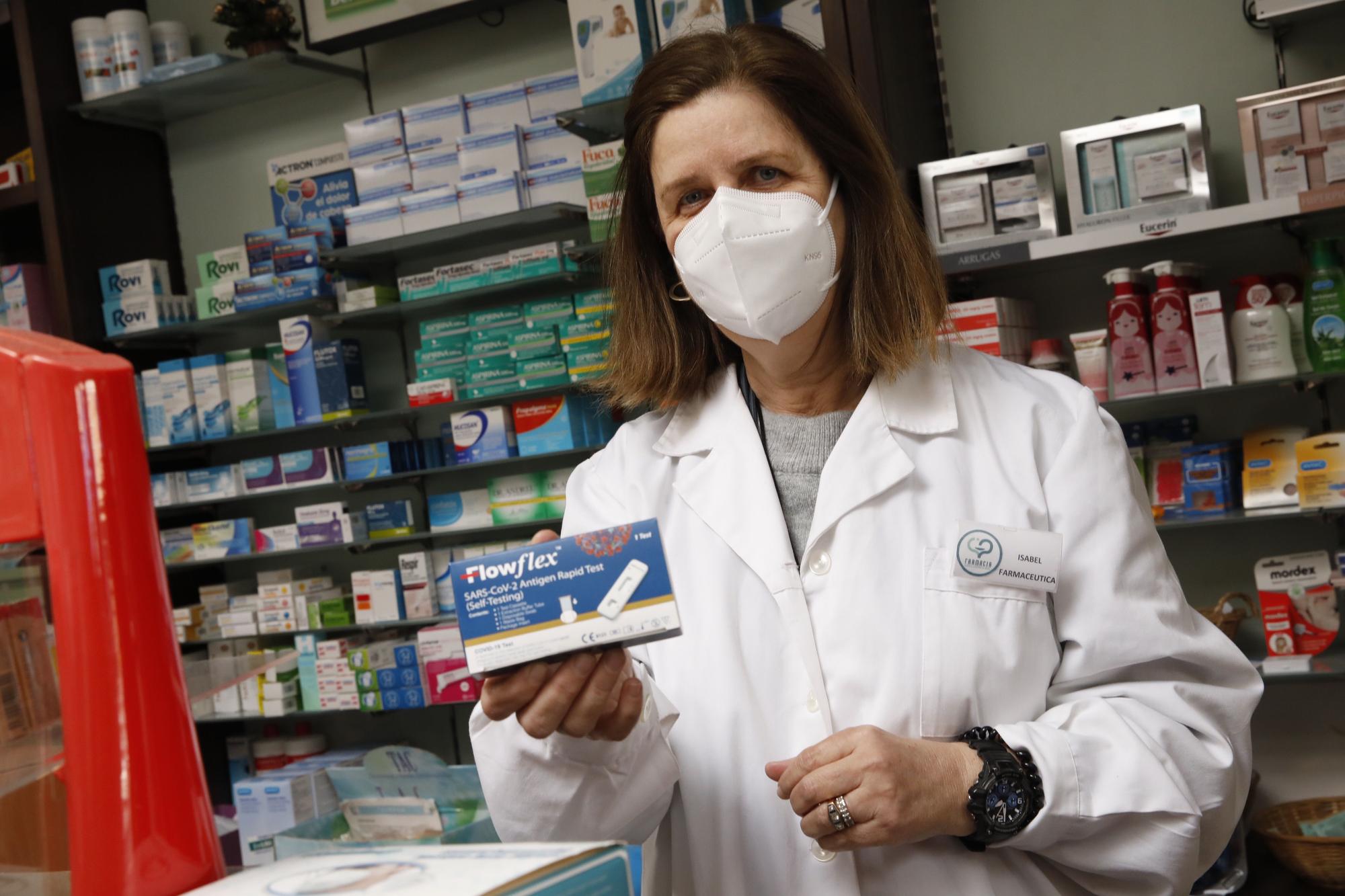 Isabel Figaredo, farmacéutica de Gijón, mostrando una caja de análisis de detección de covid.