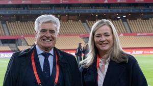 Pedro Rocha y Ángeles Aguilera, tras un partido de la selección femenina.