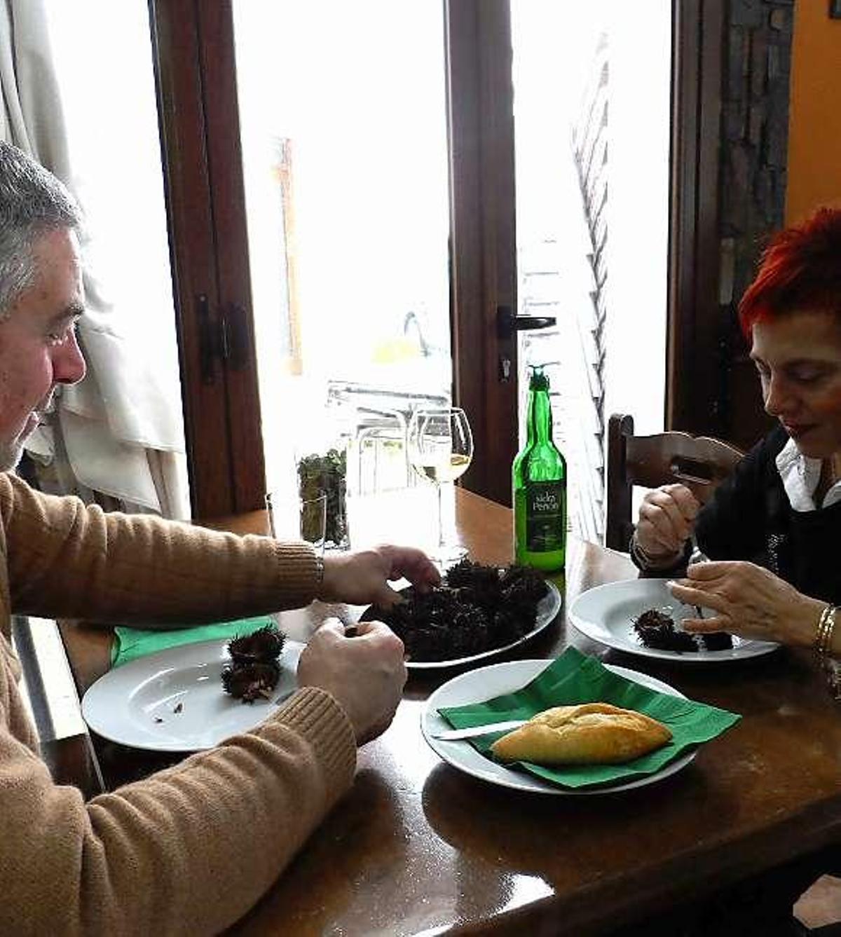 Samuel Pandiella y Marifé Jambrina, comiendo oricios en Candás.