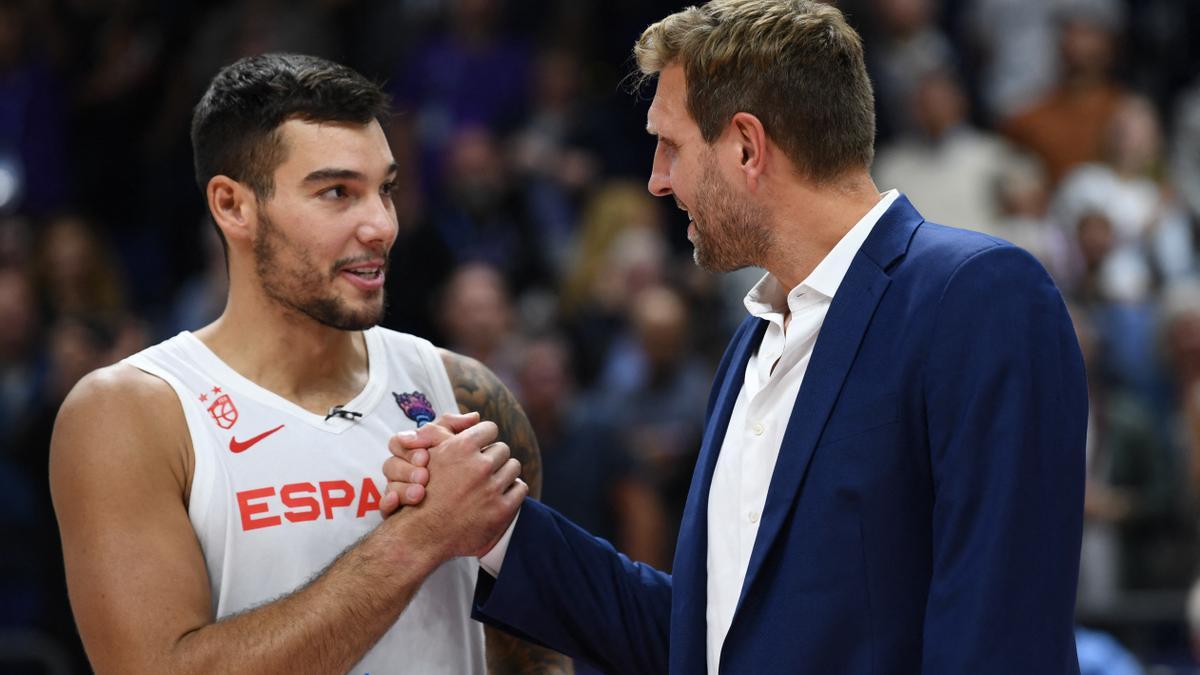 Willy Hernangómez recibe el premio de manos de Dirk Nowitzki