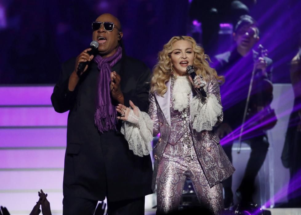 Stevie Wonder and Madonna perform "Purple Rain" ...