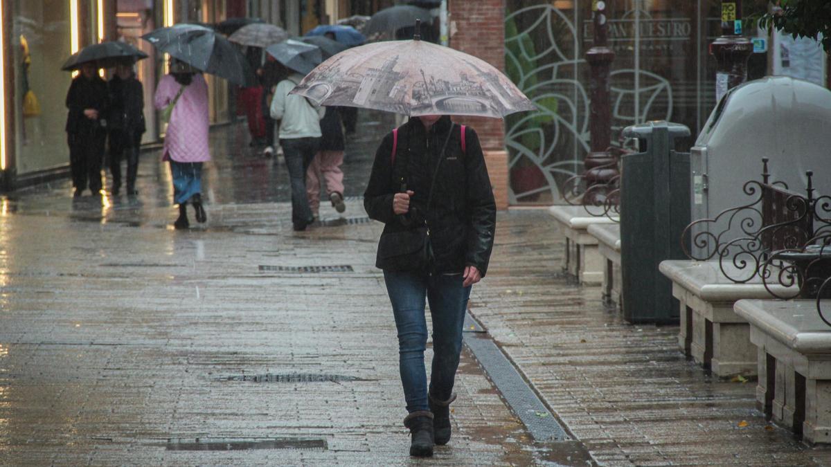 Paseo bajo la lluvia, en Sevilla, durante la borrasca Karlotta