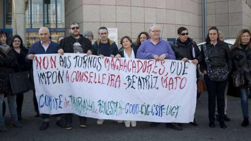 Protesta de trabajadores de residencias de la Consellería de Benestar, ayer, en A Coruña.