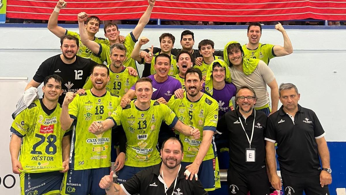El BM Caja Rural Zamora celebra su título en Pinto.