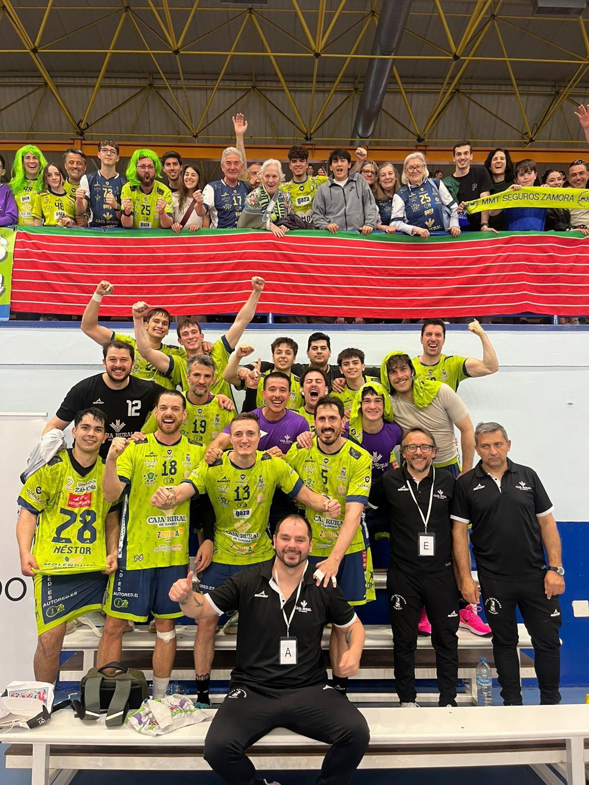El BM Caja Rural Zamora celebra su título en Pinto.
