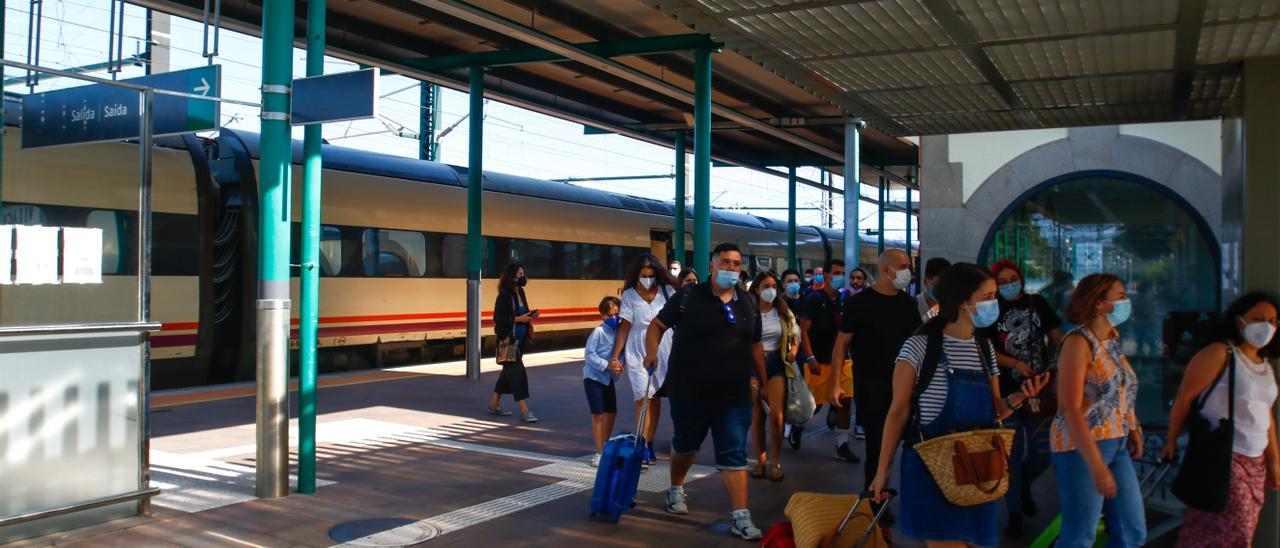 Pasajeros llegan a Vilagarcía luego de bajarse del tren.