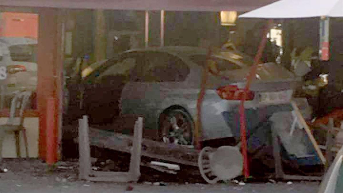 El coche que se ha estrellado contra la pizzeria, al este de París, la noche del 14 de agosto.