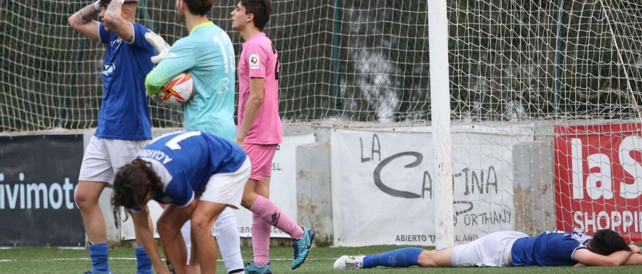 Los futbolistas del Sant Rafel se lamentan por una ocasión fallada en el duelo con el Binissalem.