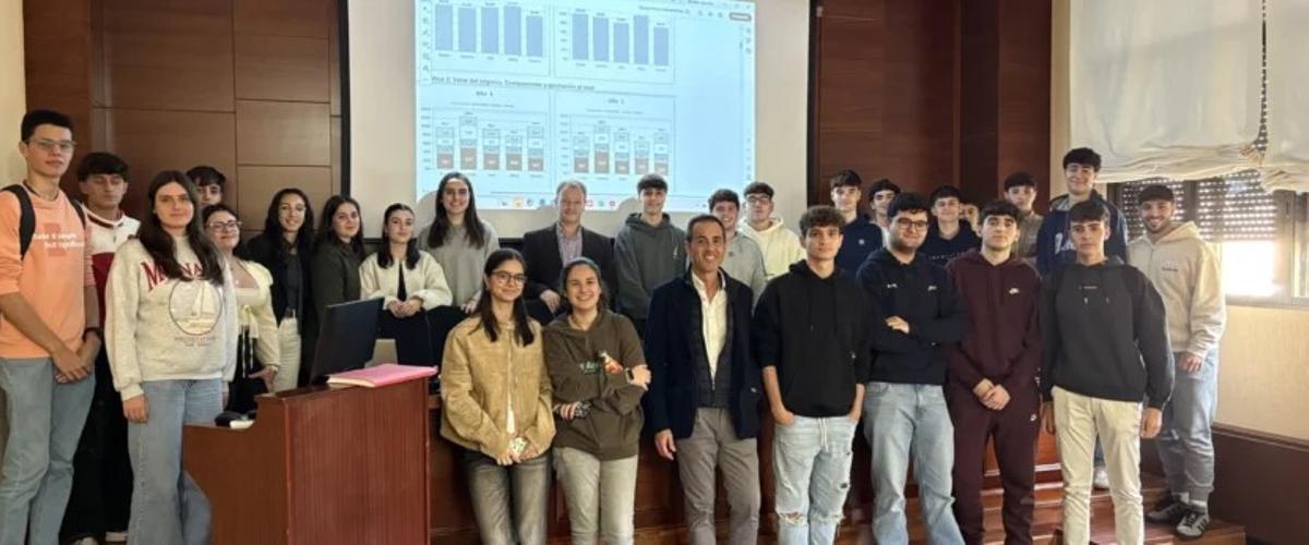 Estudiantes finalistas pone de manifiesto su capacidad de trabajo en equipo.