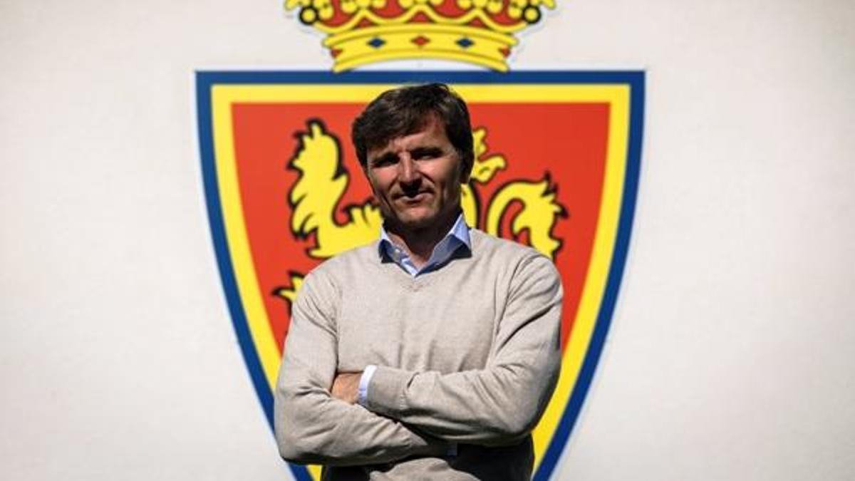 Lalo Arantegui posa delante de un escudo del Real Zaragoza en la Ciudad Deportiva.