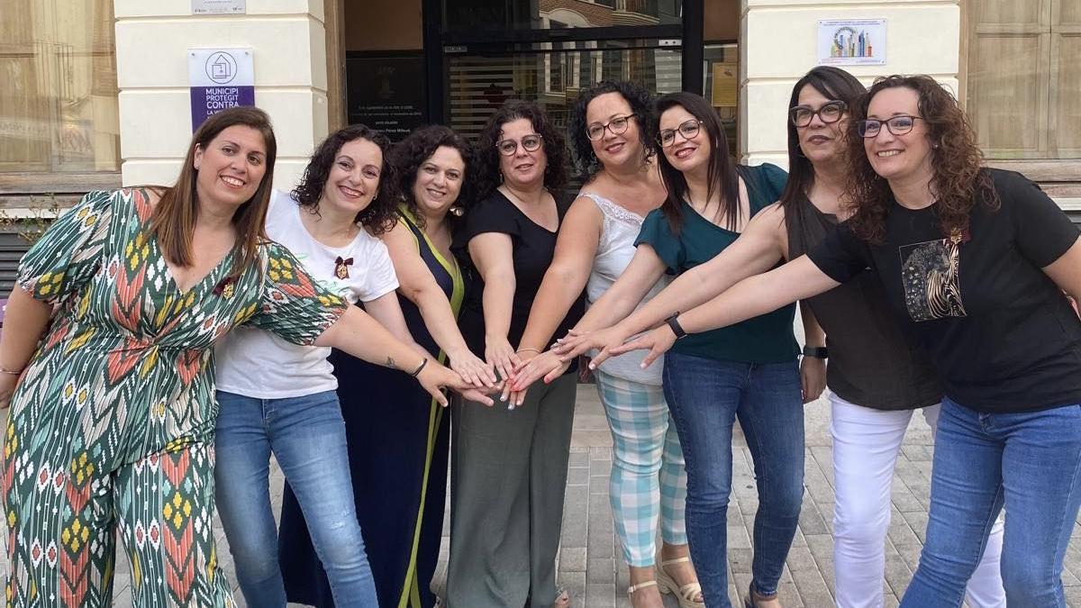 Las integrantes de la Corte de Honor de la Fallera Mayor de Tavernes 2026. De izquierda a derecha: Maria Gimeno Franco, Rosa Romero Giner, Laura Gimeno Sancho, Isabel Gimeno Sancho (FM), Carolina Pérez Bosc (presidenta FdF), Rosa Ripoll Vitoria, Raquel Pons Bosch y Ana Corso Martínez