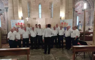 El coro San Andrés de El Entrego lleva su repertorio a Galicia