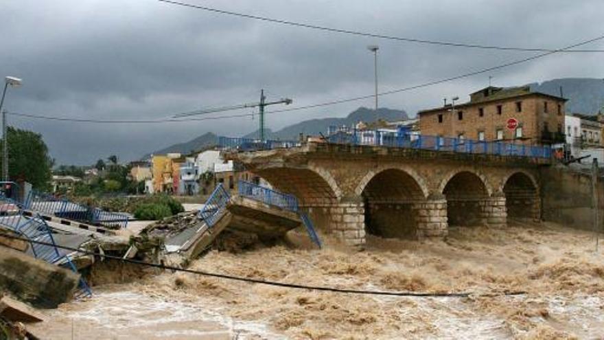 Las inundaciones de 2007 derrumbaron parcialmente un puente en Beniarbeig. EFE/Manuel Lorenzo